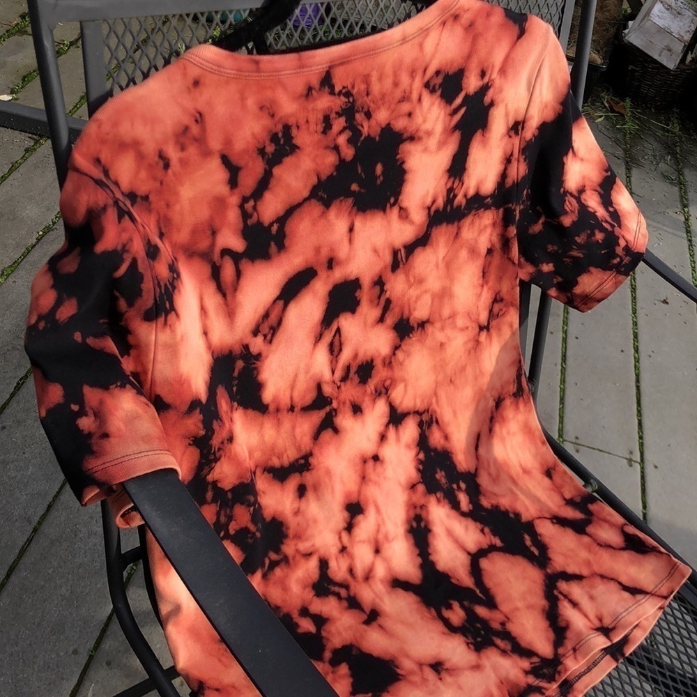 Jcrew L black and orangie tones.. ‘perfect fit’ tee. Worn 1x… thick material. - Picture 7 of 8